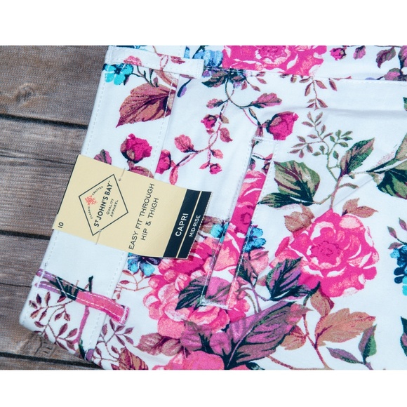 St' Johns Bay Floral Capri's - Picture 4 of 7